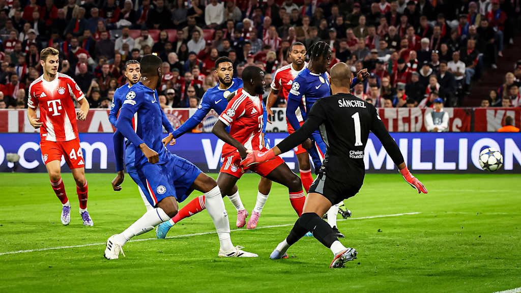 Ein Eigentor zum 1:0 während des Heimspiels des FC Bayern zum Auftakt in die Champions League gegen den FC Chelsea