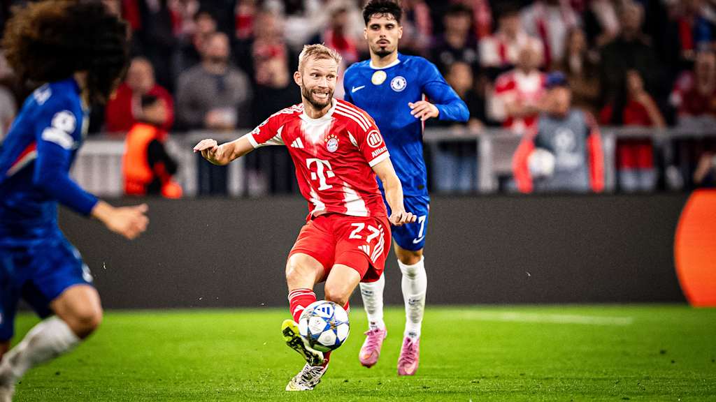 Konrad Laimer mit Ball am Fuß während des Heimspiels des FC Bayern zum Auftakt in die Champions League gegen den FC Chelsea