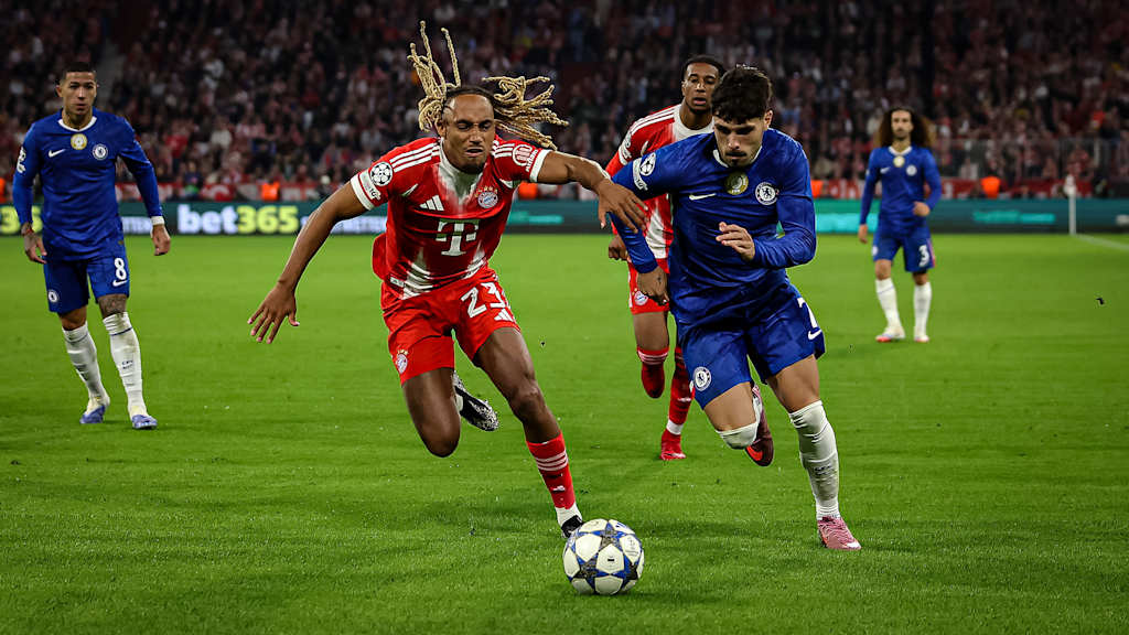 Sacha Boey im Laufduell während des Heimspiels des FC Bayern zum Auftakt in die Champions League gegen den FC Chelsea