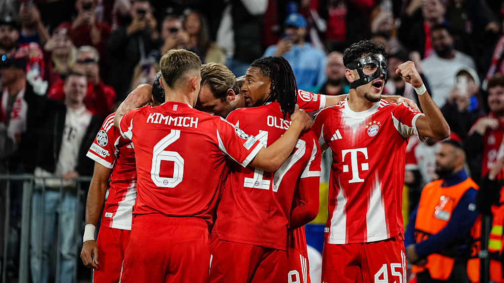 Aleksandar Pavlović und seine Kollegen jubeln während des Heimspiels des FC Bayern zum Auftakt in die Champions League gegen den FC Chelsea