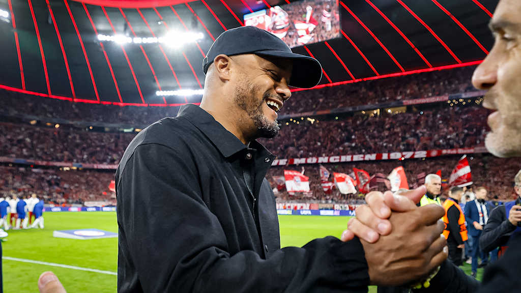 Vincent Kompany klatscht mit Enzo Maresca nach dem Heimsieg des FC Bayern gegen den FC Chelsea in der Champions League ab
