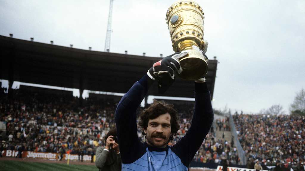 Bayern hatte mehr Müllers als Gerd und Thomas. Manni mit dem DFB-Pokal 1982.
