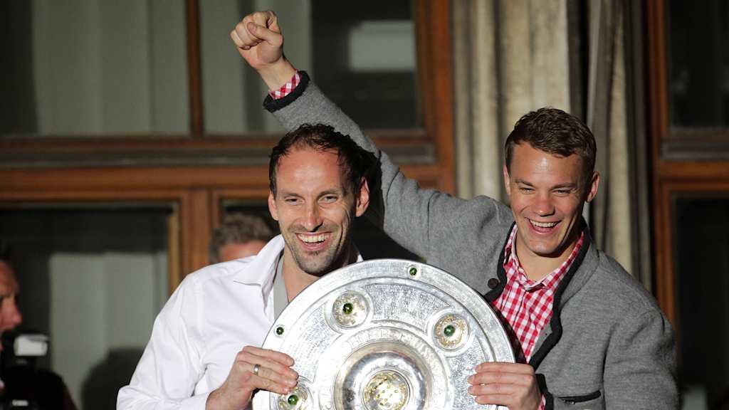 Trophäen-Sammler Tom Starke mit seiner Nummer 1 Manuel Neuer.
