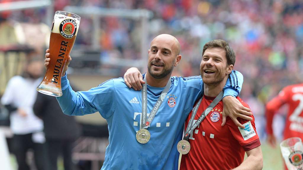 Meisterliche Spanien-Connection: Pepe Reina, Xabi Alonso.