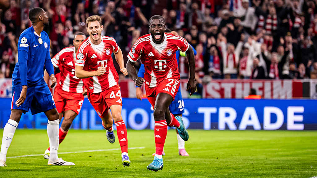 Dayot Upamecano jubelt während des Heimspiels des FC Bayern zum Auftakt in die Champions League gegen den FC Chelsea