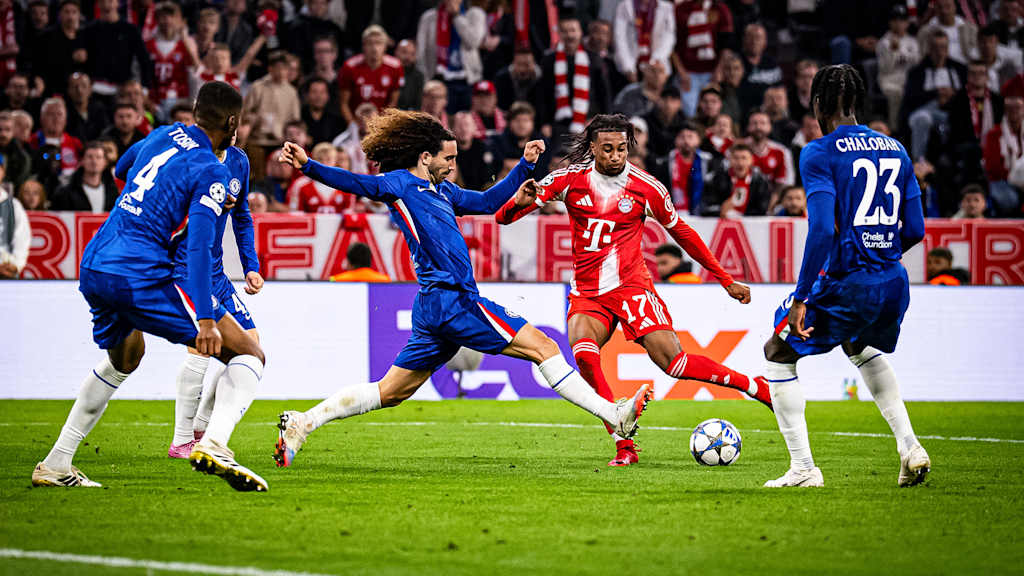 Michael Olise mit Ball am Fuß während des Heimspiels des FC Bayern zum Auftakt in die Champions League gegen den FC Chelsea
