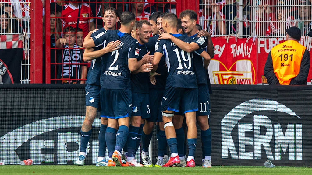 Spieler der TSG Hoffenheim bejubeln ein Tor im Bundesliga-Spiel bei Union Berlin.