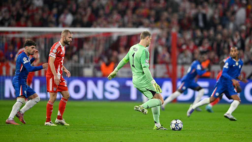 Manuel Neuer spielt einen Pass im Champions League-Spiel des FC Bayern gegen den FC Chelsea.