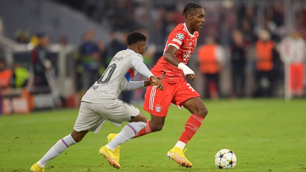 Mathys Tel dribbelt mit dem Ball im Champions League-Spiel des FC Bayern gegen den FC Barcelona.