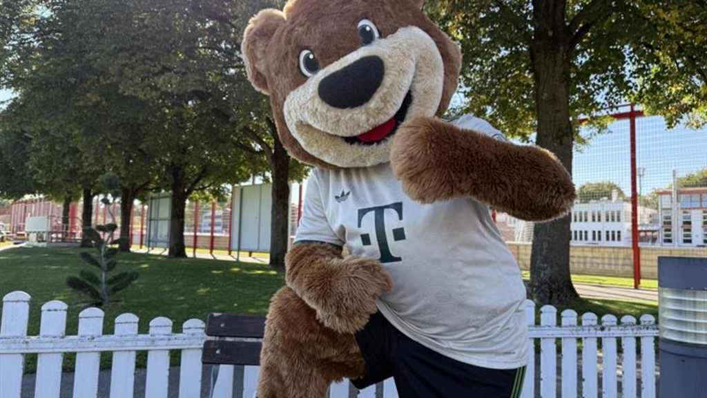 Berni im Wiesn-Trikot an der Säbener Straße