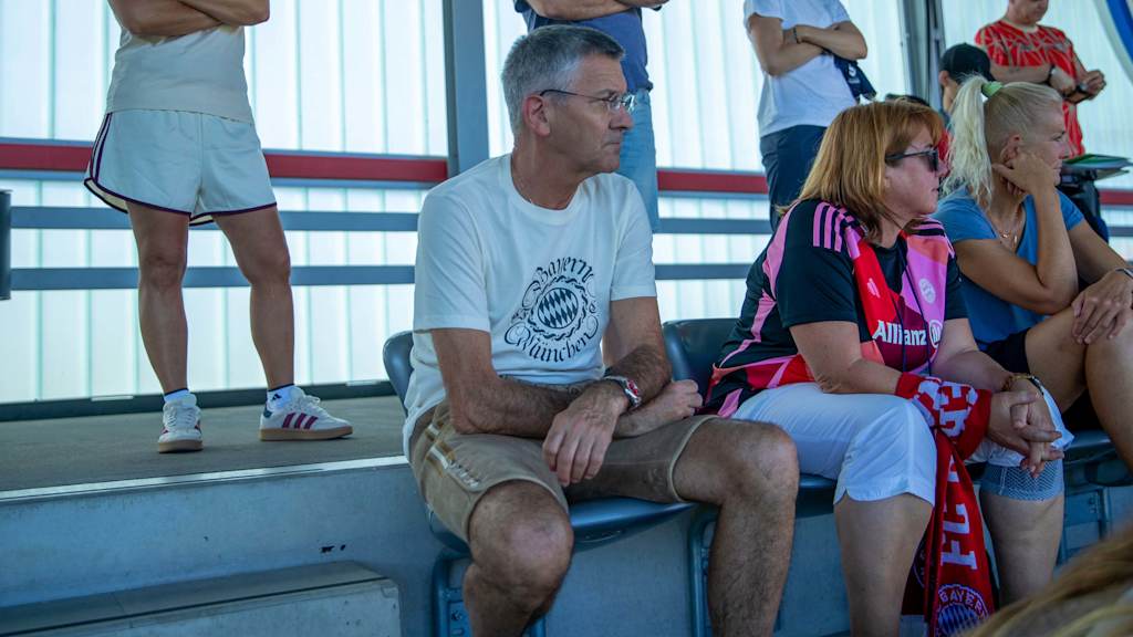 Herbert Hainer sitzt auf der Tribüne am FC Bayern Campus.
