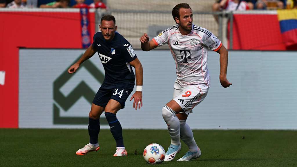 Harry Kane dribbelt mit dem Ball im Bundesliga-Spiel des FC Bayern bei der TSG 1899 Hoffenheim.