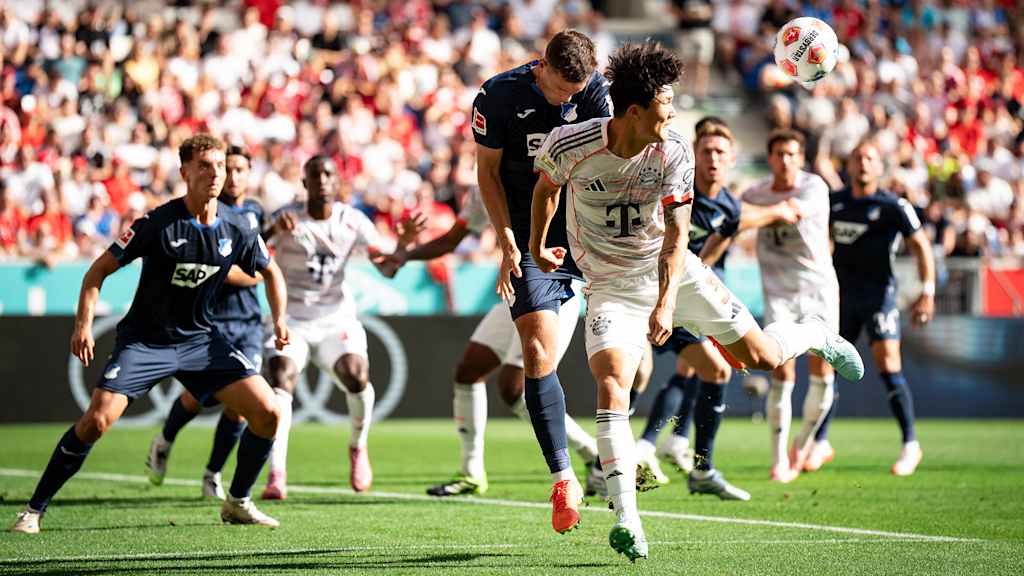 Minjae Kim führt ein Kopfball-Duell im Bundesliga-Spiel des FC Bayern bei der TSG 1899 Hoffenheim.