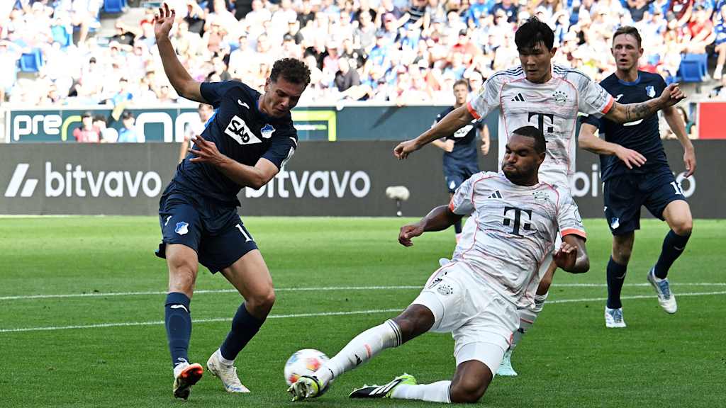 Jonathan Tah grätscht im Bundesliga-Spiel des FC Bayern bei der TSG 1899 Hoffenheim.