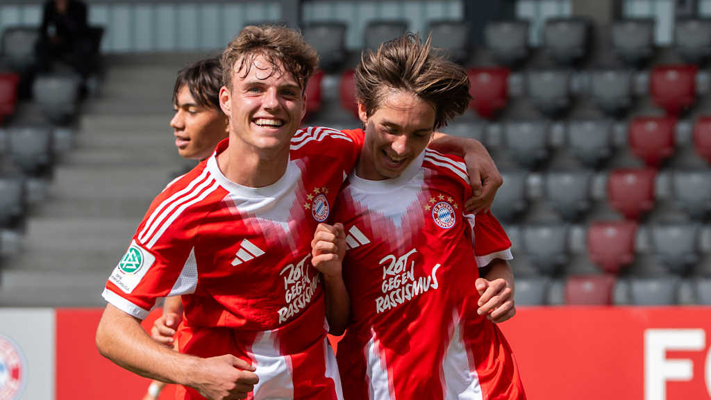 Die FCB-U19 bejubelt ein Tor.
