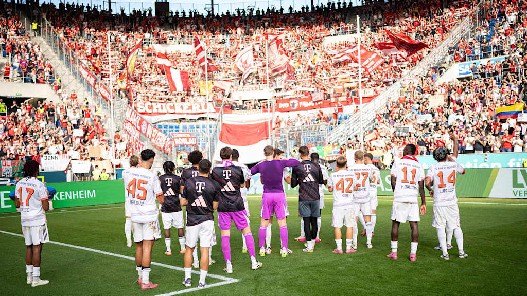 Spieler des FC Bayern jubeln mit den Fans nach dem Bundesliga-Spiel bei der TSG 1899 Hoffenheim.