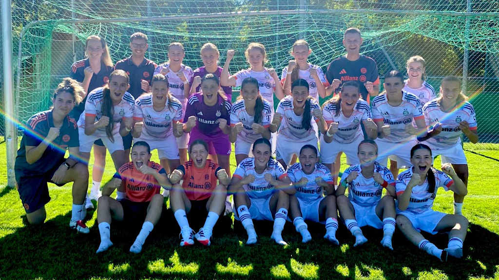 Die U17 bejubelt auf einem Gruppenbild vor dem Tor den Auftaktsieg in die neue Saison.
