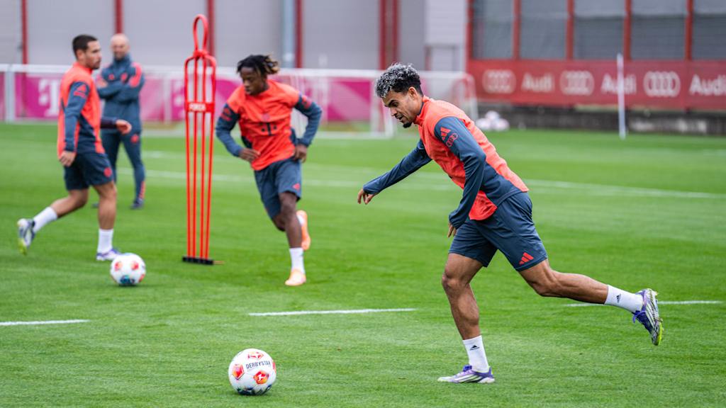 Luis Díaz im Training mit dem Ball am Fuß