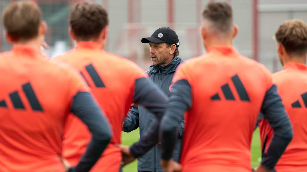Holger Seitz erklärt im Training der FC Bayern Amateure etwas.