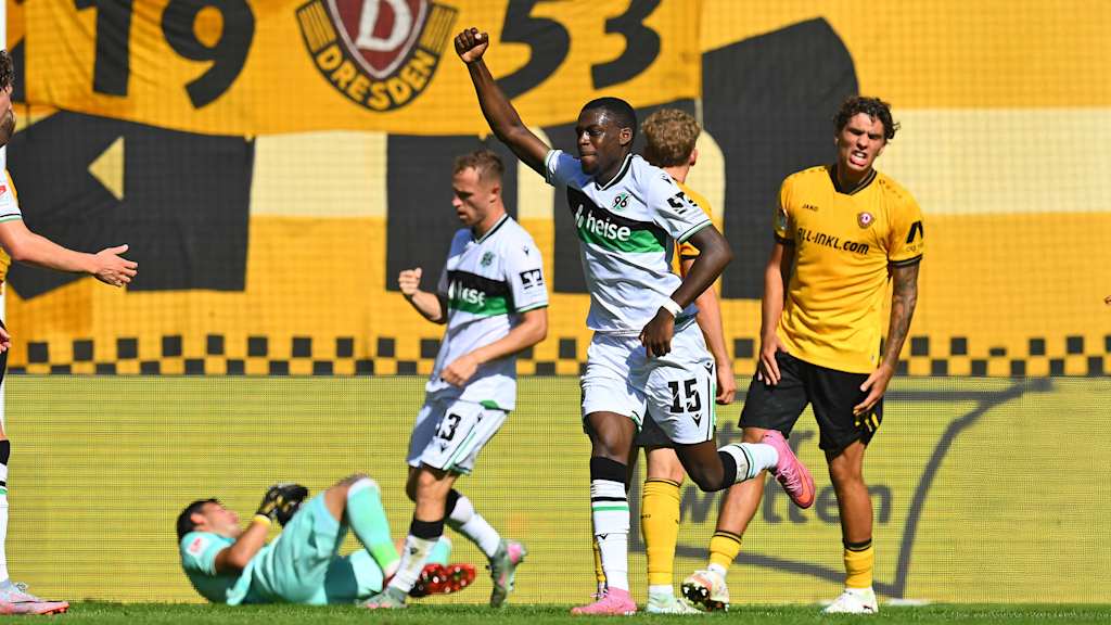 Noel Aseko Nkili streckt nach seinem Ausgleichstreffer die Faust in die Höhe.
