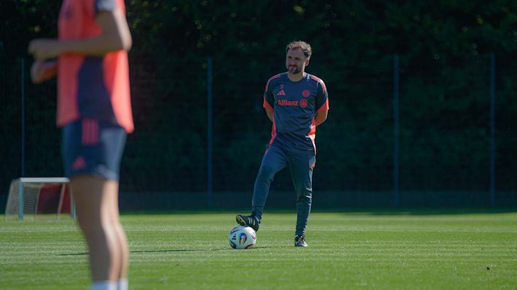 Cheftrainer José Barcala steht auf dem Trainingsplatz mit einem Fuß auf dem Ball.