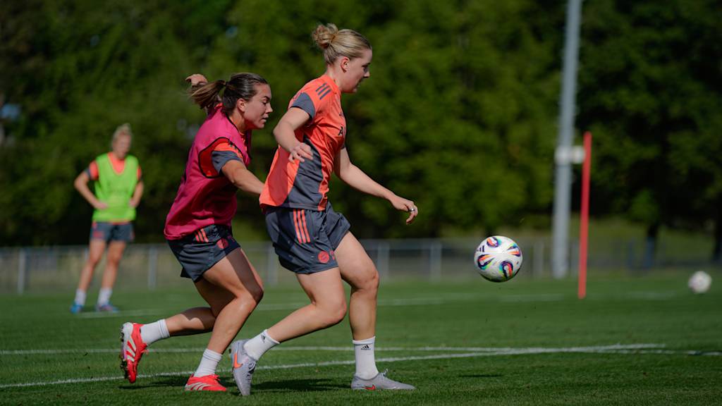 Vanessa Gilles und Alara Şehitler im Zweikampf um den Ball auf dem Trainingsplatz.