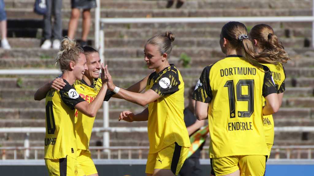 Die Frauen von Borussia Dortmund bejubeln einen Treffer im Stadion Rote Erde.
