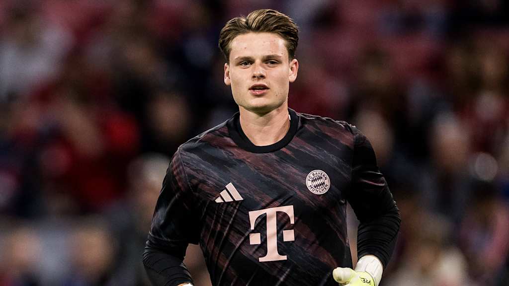 Jonas Urbig con la camiseta de calentamiento del FC Bayern.