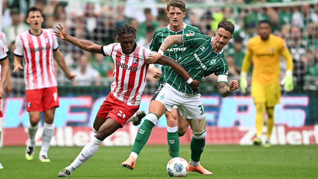 Werder Bremen-Spieler Marco Friedl führt einen Zweikampf gegen einen Spieler des SC Freiburg
