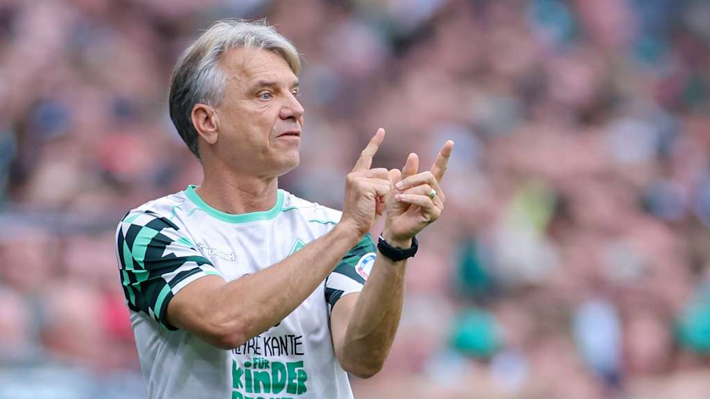 Trainer Horst Steffen gibt taktische Anweisungen am Spielfeldrand.