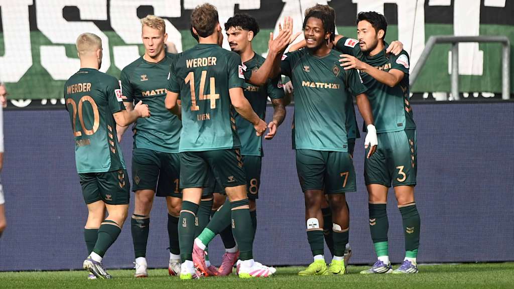 Die Bremer Spieler bejubeln einen Torerfolg