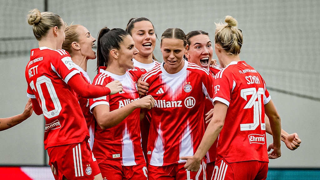 Klara Bühl, Carolin Simon, Vanessa Gilles und Co. jubeln während des Heimspiels der FC Bayern Frauen in der Google Pixel Frauen-Bundesliga gegen den SC Freiburg