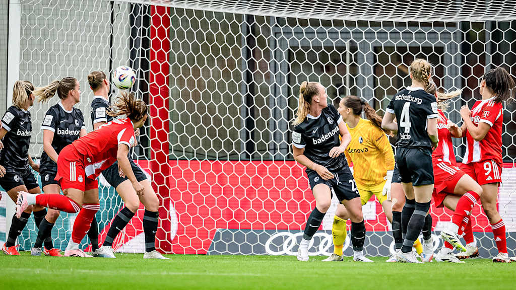 Vanessa Gilles trifft per Kopf zum 1:0 während des Heimspiels der FC Bayern Frauen in der Google Pixel Frauen-Bundesliga gegen den SC Freiburg