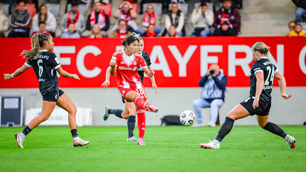 Momoko Tanikawa beim Abschluss während des Heimspiels der FC Bayern Frauen in der Google Pixel Frauen-Bundesliga gegen den SC Freiburg