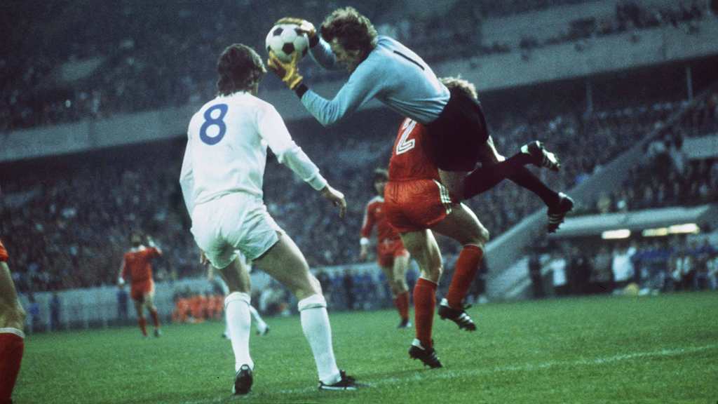 Der fliegende "Moare": Sepp Maier mit seiner Leib-und-Magen-Nummer 1.