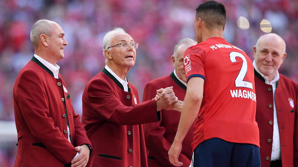 Meister 2018 – großer Bahnhof für Sandro Wagner, den stürmenden 2er.