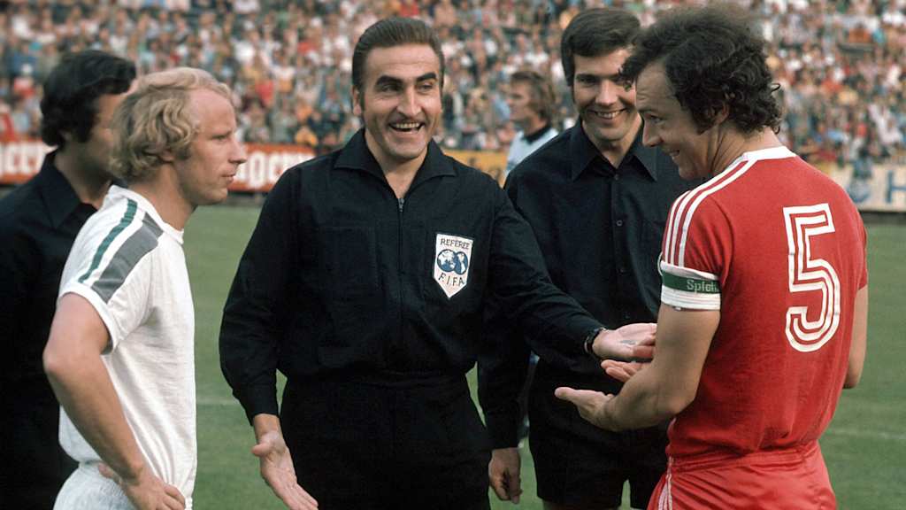 Charmant wie eh und je: Franz Beckenbauer 1977 mit Gladbach-Kapitän Berti Vogts.