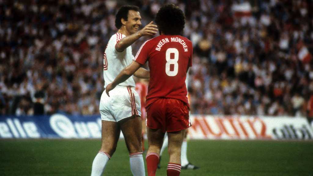 Ausnahmsweise Gegner auf dem Platz: Franz Beckenbauer (HSV), Paul Breitner (Bayern)