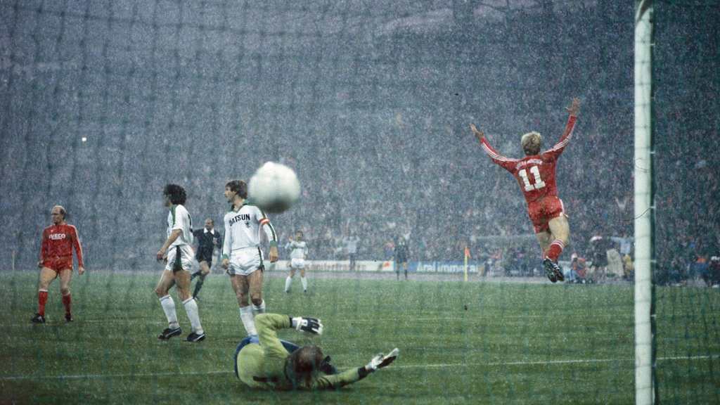 Flieg, Kalle, flieg! Unser 11er feiert 1981 ein Tor gegen Gladbach.