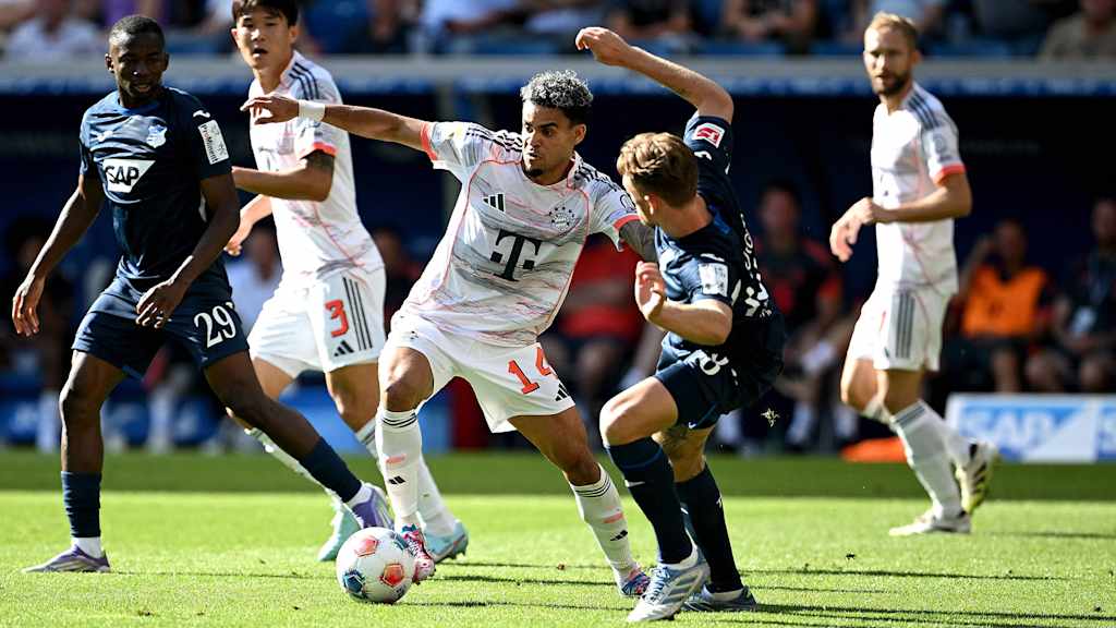Luis Diaz führt einen Zweikampf im Bundesliga-Spiel des FC Bayern bei der TSG 1899 Hoffenheim.