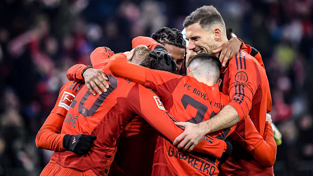 Spieler des FC Bayern bejubeln ein Tor gegen Werder Bremen