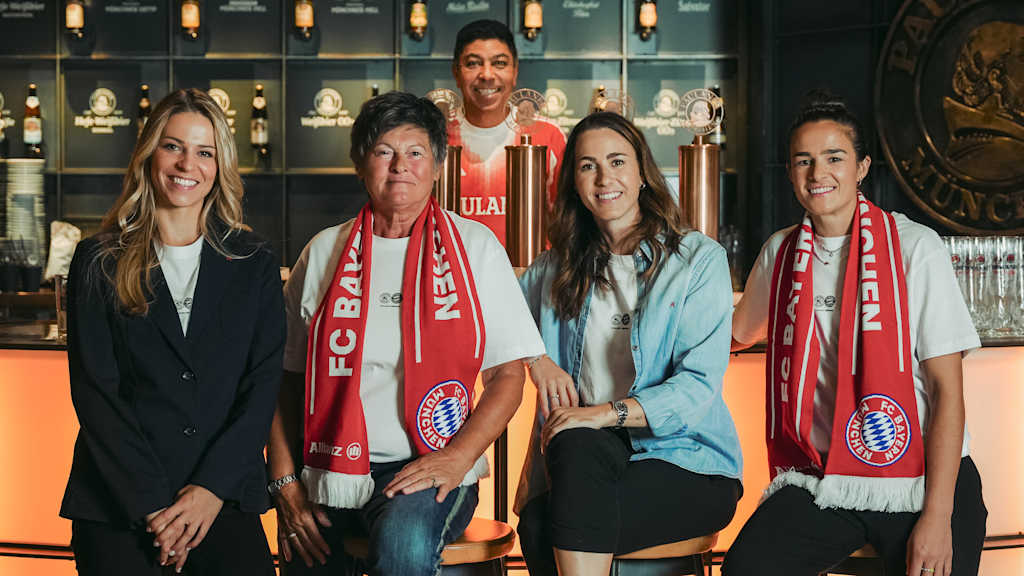 Die Frauen Legenden Melanie Leupolz, Karin Danner, Viki Schnaderbeck und Lena Lotzen im VIP-Bereich der Allianz Arena.