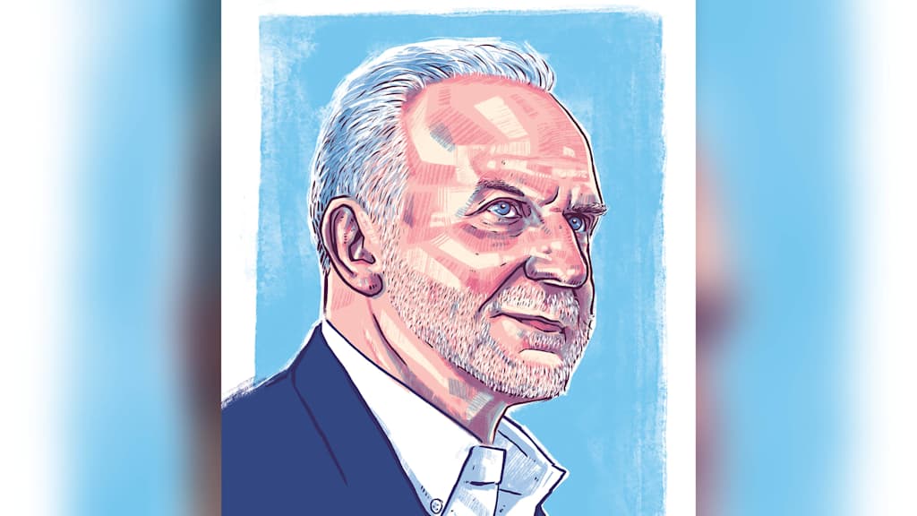 Eine Illustration von Rummenigge im Anzug vor hellblauem Hintergrund.
