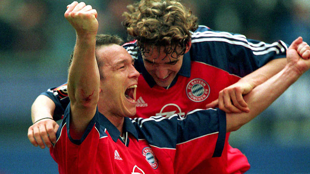 Patrik Andersson (li.) bejubelt mit Owen Hargreaves seinen Last-Minute-Treffer gegen den Hamburger SV im Mai 2001.