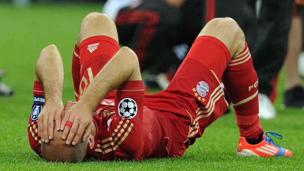 Arjen Robben liegt enttäuscht am Boden und verdeckt sein Gesicht