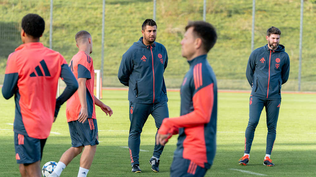 Peter Gaydarov erklärend im Training der U19 des FC Bayern.