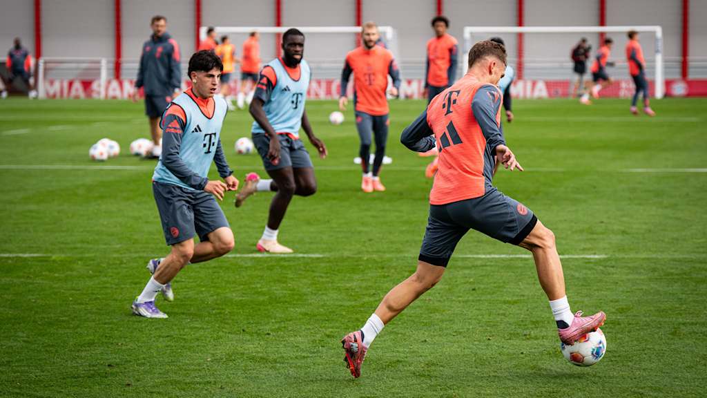 Joshua Kimmich dribbelt mit dem Ball im Abschlusstraining des FC Bayern vor dem Bundesliga-Heimspiel gegen den SV Werder Bremen.