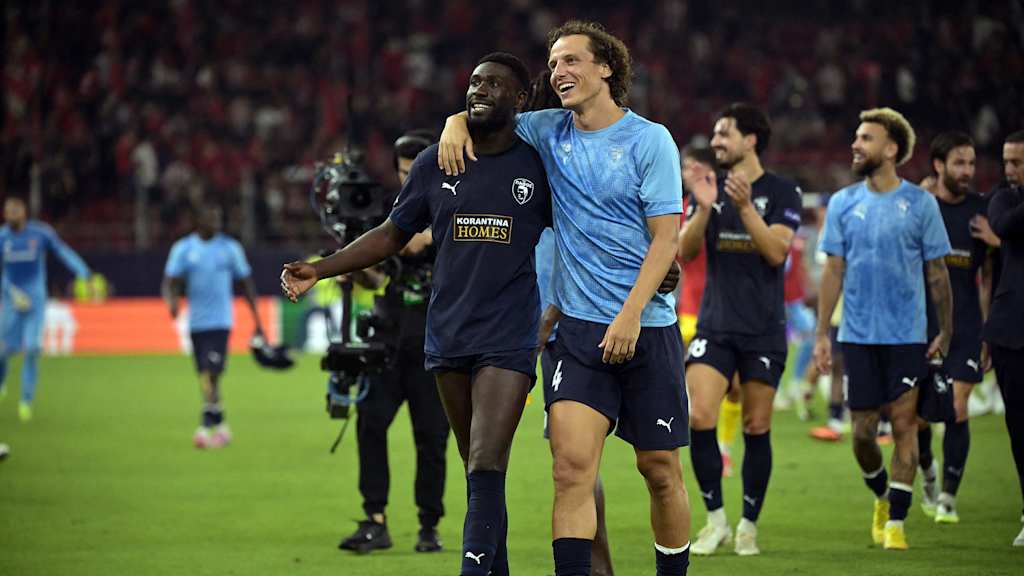 Derrick Luckassen und David Luiz Arm im Arm nach dem Champions League-Debüt des FC Pafos