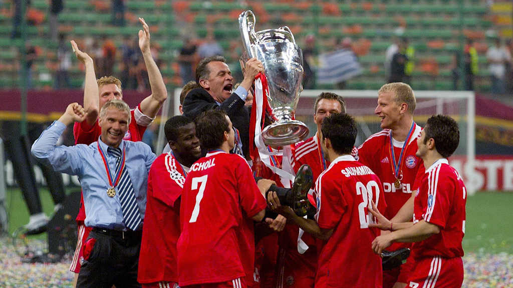 Jubelnde Bayern-Spieler umringen Trainer Ottmar Hitzfeld mit dem Henkelpott nach dem Champions League-Finalsieg 2001