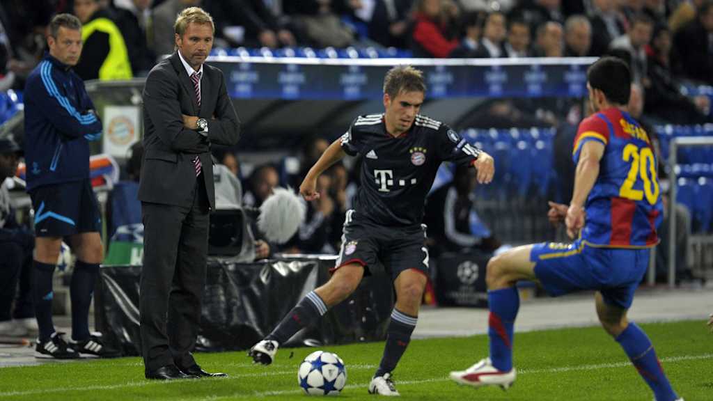 Thorsten Fink an der Seitenlinie beobachtet Philipp Lahm am Ball gegen den FC Basel